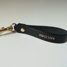 Personalizowany czarny skórzany brelok do kluczy | breloczek ze złotym napisem