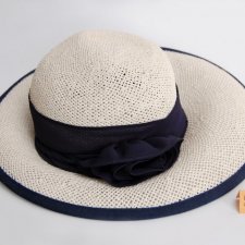 Porthos, letni, elegancki kapelusz biało-granatowy, jedwabna szarfa, róża, retro