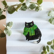 Czarny kot w zielonym szalu